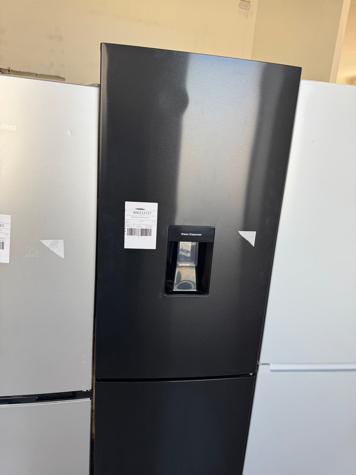 Schwarzer Kühlschrank mit Water Dispenser ❄️🖤