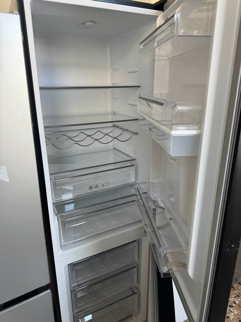 Schwarzer Kühlschrank mit Water Dispenser ❄️🖤