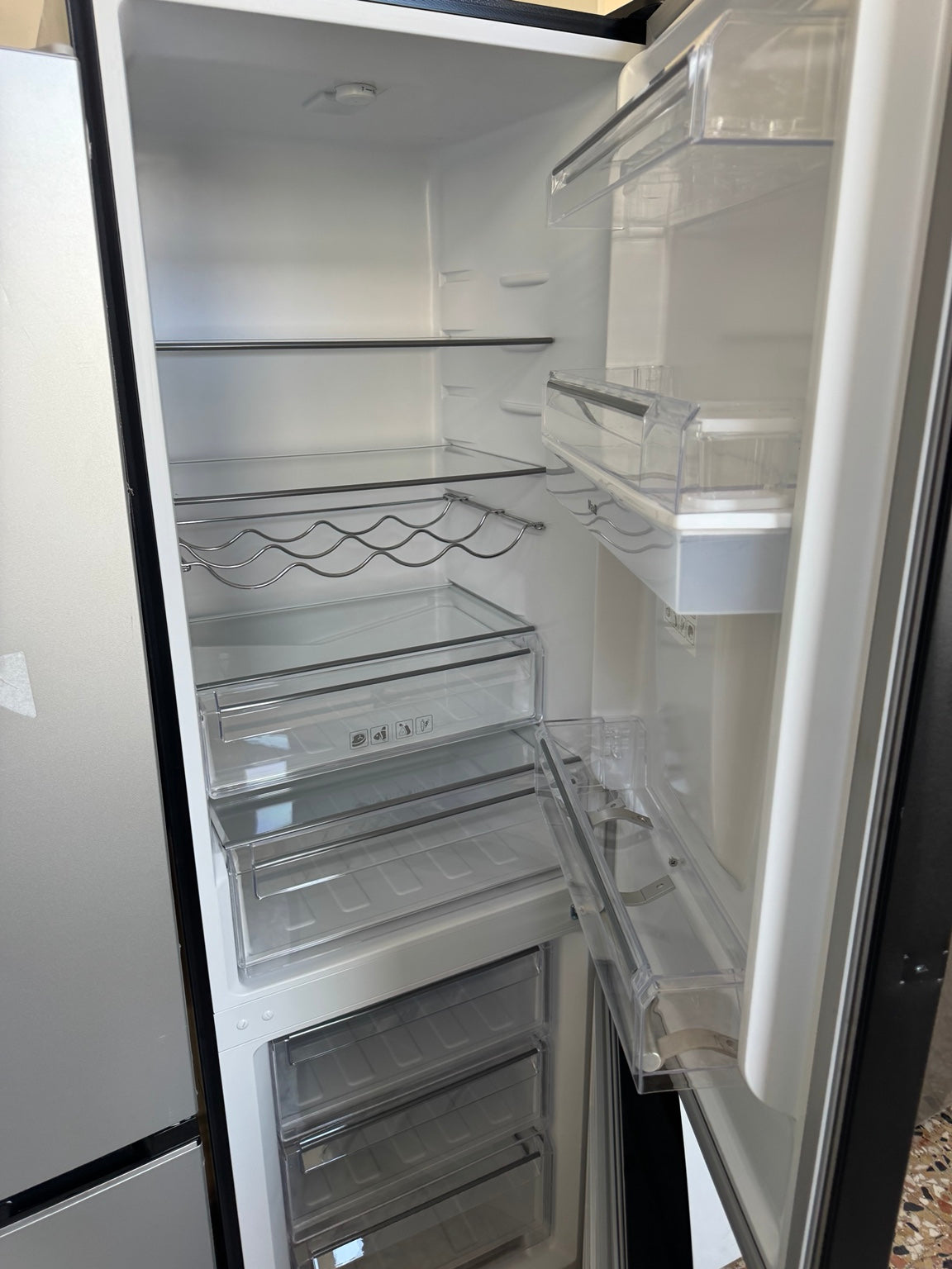 Schwarzer Kühlschrank mit Water Dispenser ❄️🖤