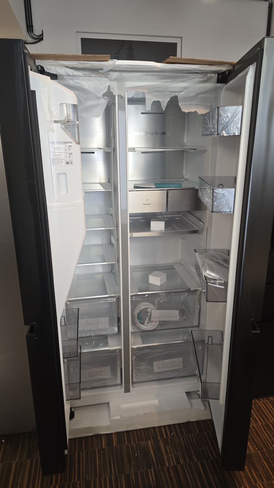 Hisense Side-by-Side Kühl-Gefrierkombination – Schwarz, Neuware